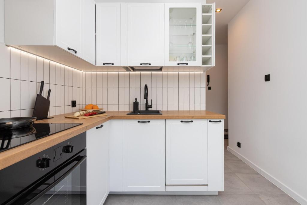Kuchyňa alebo kuchynka v ubytovaní Marina Corner Apartment Gdynia by Noclegi Renters