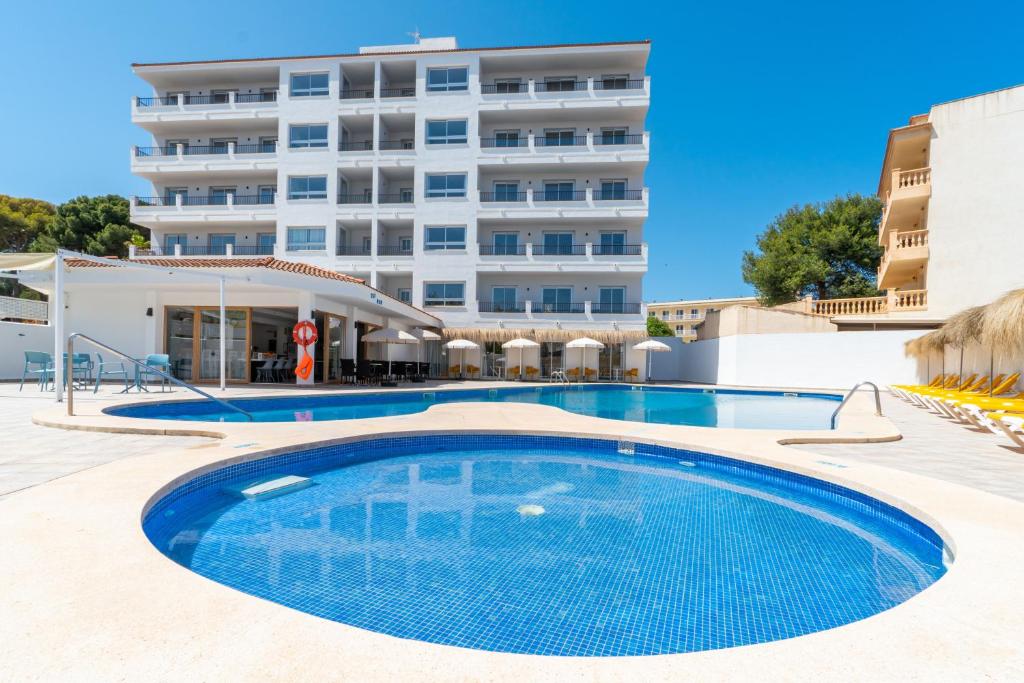 duży basen przed hotelem w obiekcie Apartaments La Perla Negra w Cala Ratjada