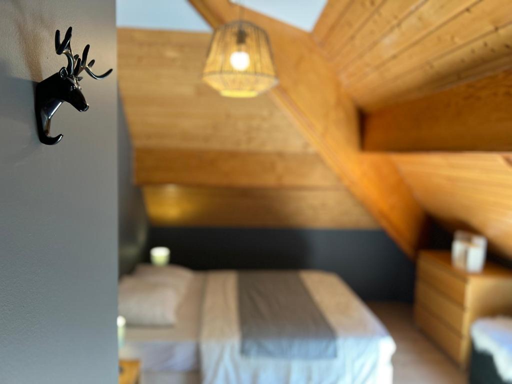 Il comprend une petite chambre avec un lit et une lampe ainsi qu'une chambre avec dans l'établissement Sur les hauteurs de Cauterets, 2 chambres 5 pers, à Cauterets