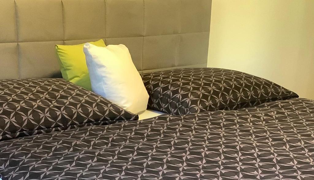 due letti uno accanto all'altro in una stanza di Haus Rose a Ribnitz-Damgarten