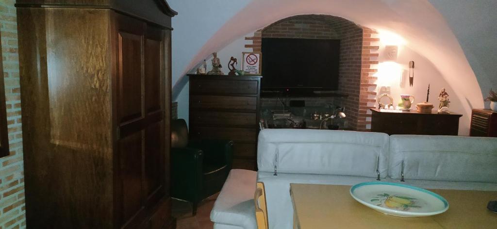 sala de estar con sofá blanco y mesa en Da Giulietta, en Adrano