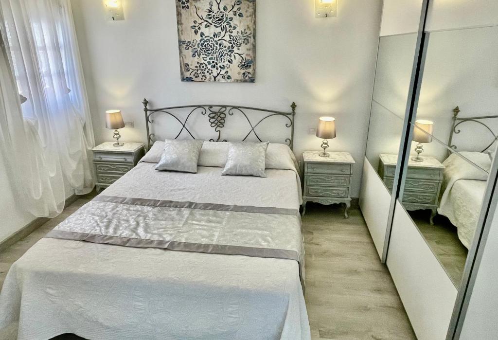 コラレホにあるSilver Homeのベッドルーム1室(白いシーツと枕のベッド1台付)