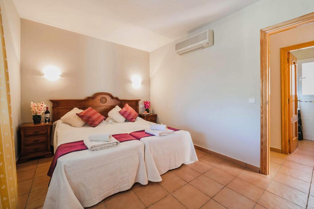 Postel nebo postele na pokoji v ubytování Villa Valeta by Villa Plus