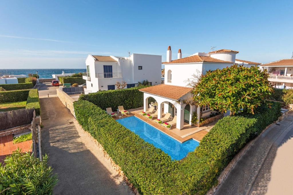 widok z lotu ptaka na dom z basenem w obiekcie Villa Sunflower by Villa Plus w mieście Cala Blanca