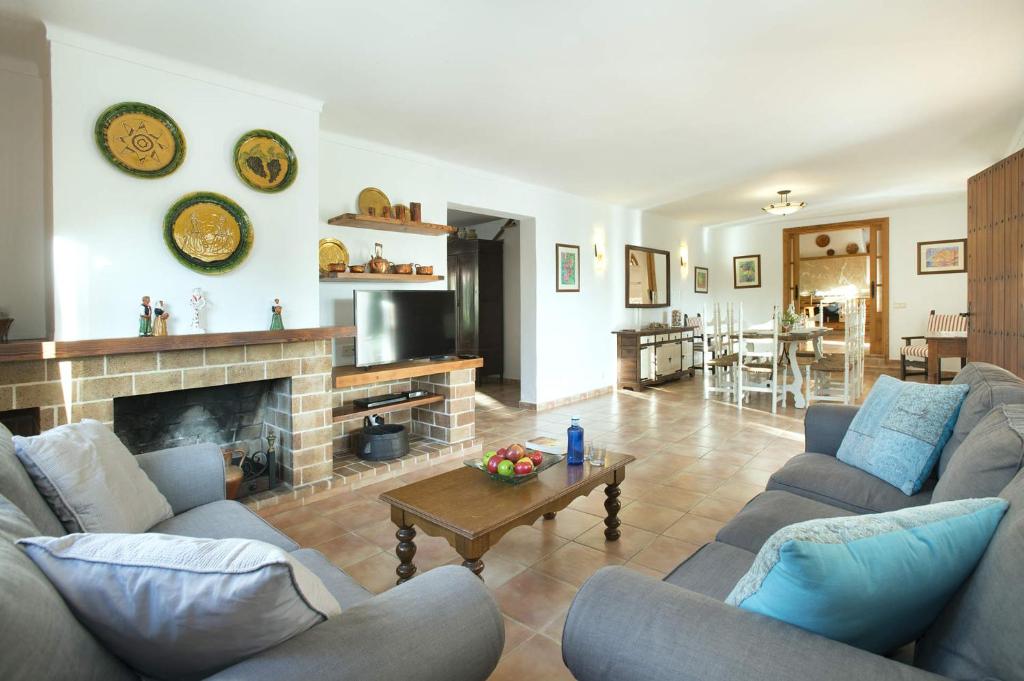 Posezení v ubytování Villa Busqueroles by Villa Plus