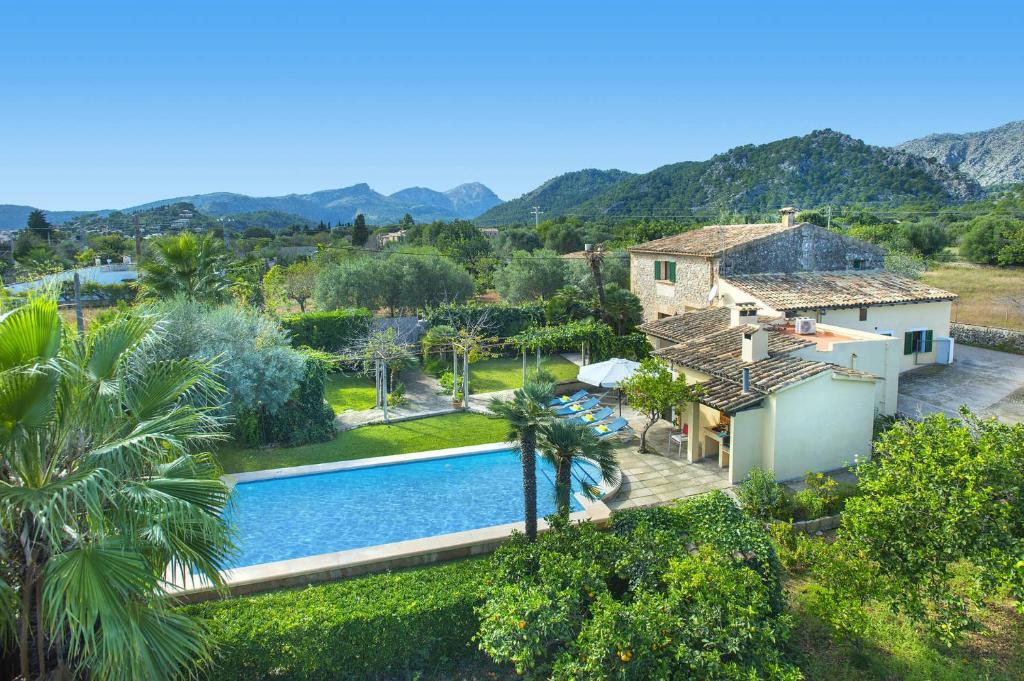 uma vista aérea de uma villa com piscina em Villa Casa Pepe by Villa Plus em Pollença