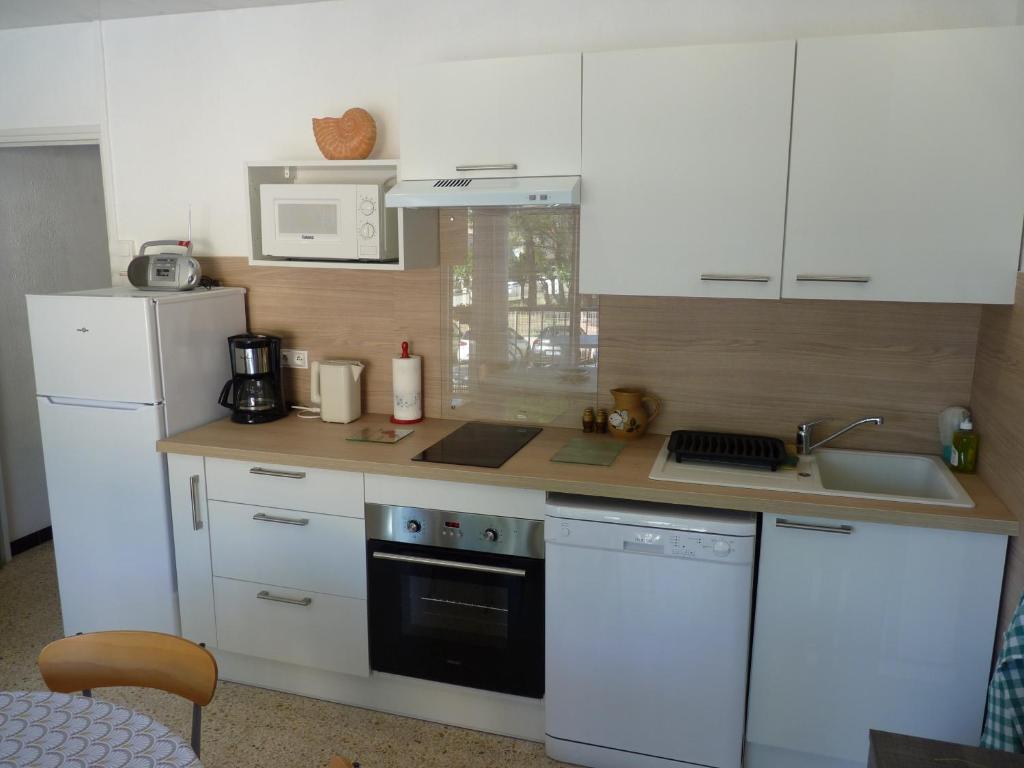 Een keuken of kitchenette bij Sol-y-Days Hesp&eacute;rides, Appartement familial 5 couchages, quartier calme &agrave; 50m de la plage