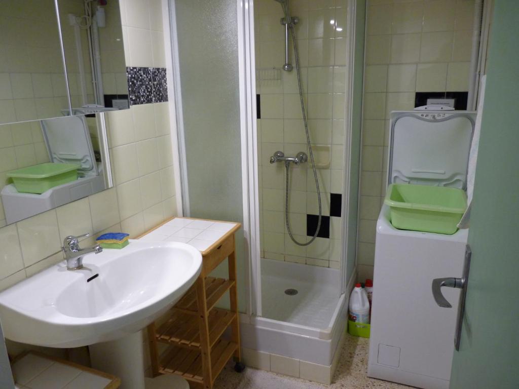 Een badkamer bij Sol-y-Days Hesp&eacute;rides, Appartement familial 5 couchages, quartier calme &agrave; 50m de la plage