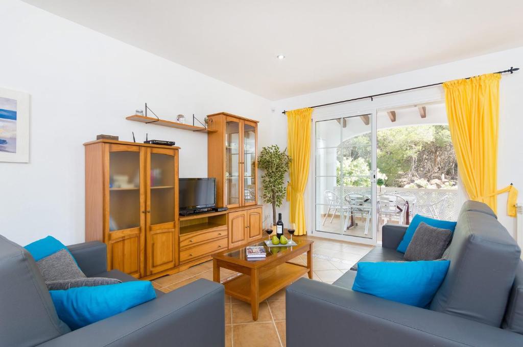 A television and/or entertainment centre at Villa Jose by Villa Plus