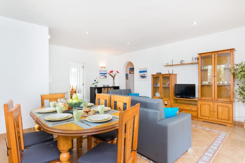 A television and/or entertainment centre at Villa Jose by Villa Plus