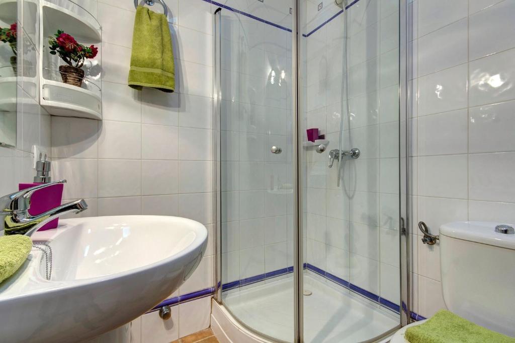 A bathroom at Villa Jose by Villa Plus