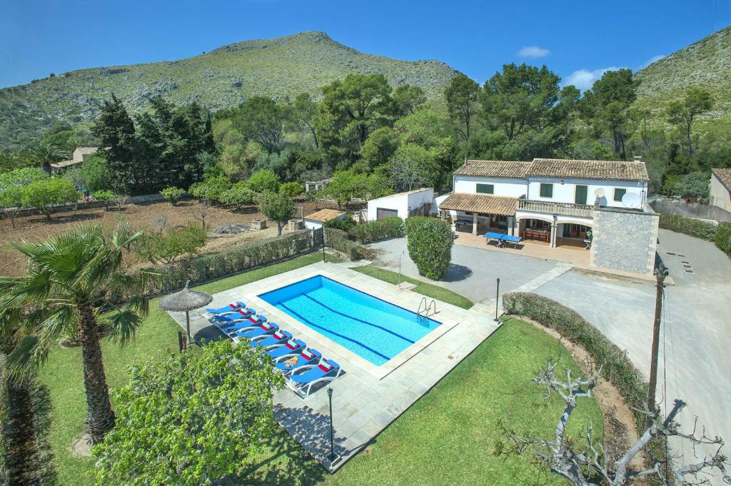 eine Luftaufnahme eines Hauses mit Swimmingpool in der Unterkunft Villa Sol Pollensa by Villa Plus in El Port