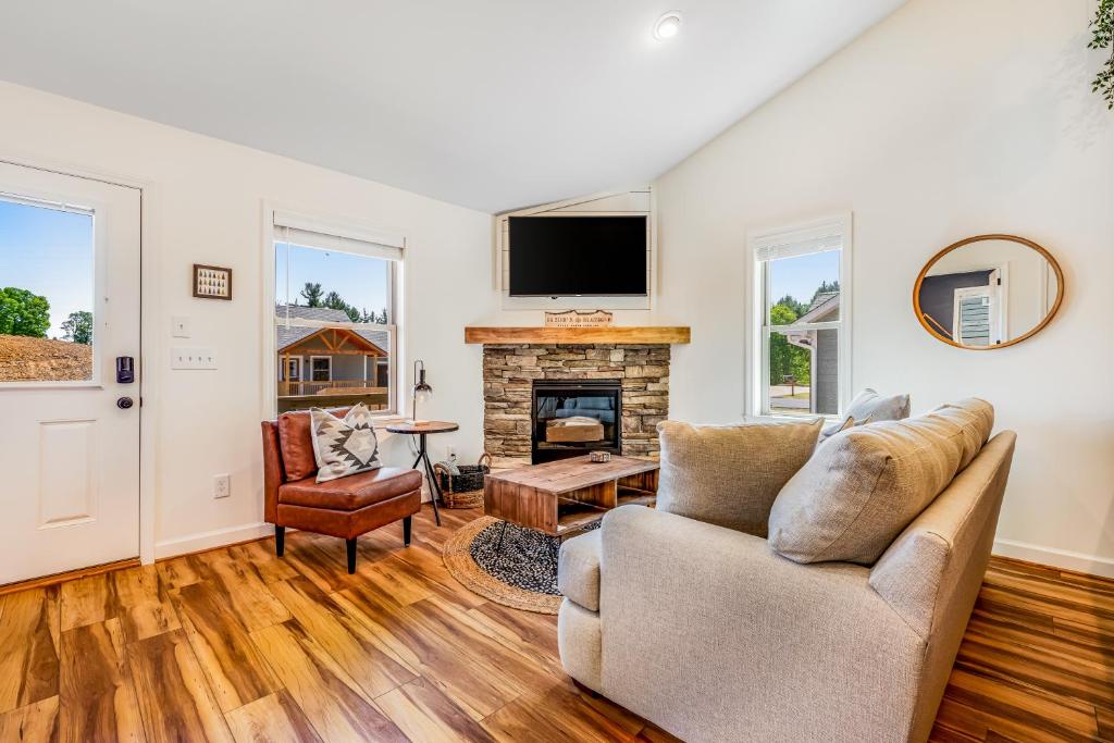 ein Wohnzimmer mit Sofa und Kamin in der Unterkunft Brookshire Townhome in Boone