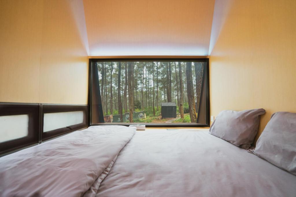 Postel nebo postele na pokoji v ubytování Bobocabin Cikole, Bandung