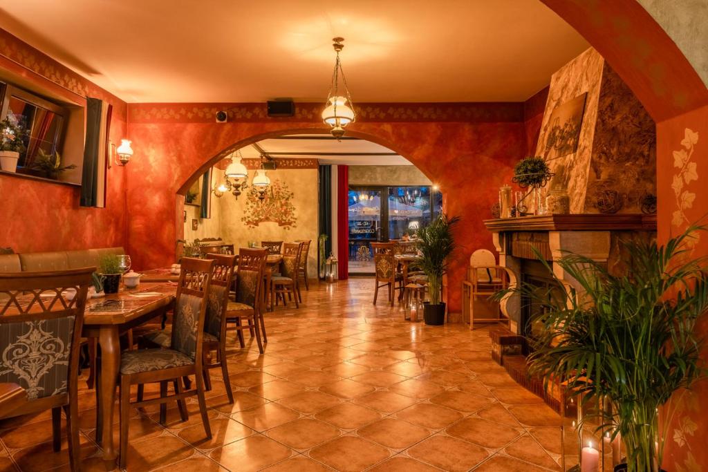 Reštaurácia alebo iné gastronomické zariadenie v ubytovaní Willa Regina I Resort & SPA