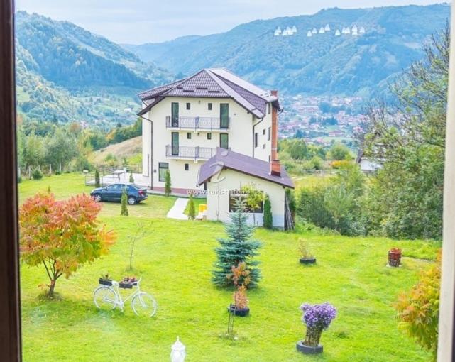 O vedere generală la munți sau o vedere la munte luată de la această vilă