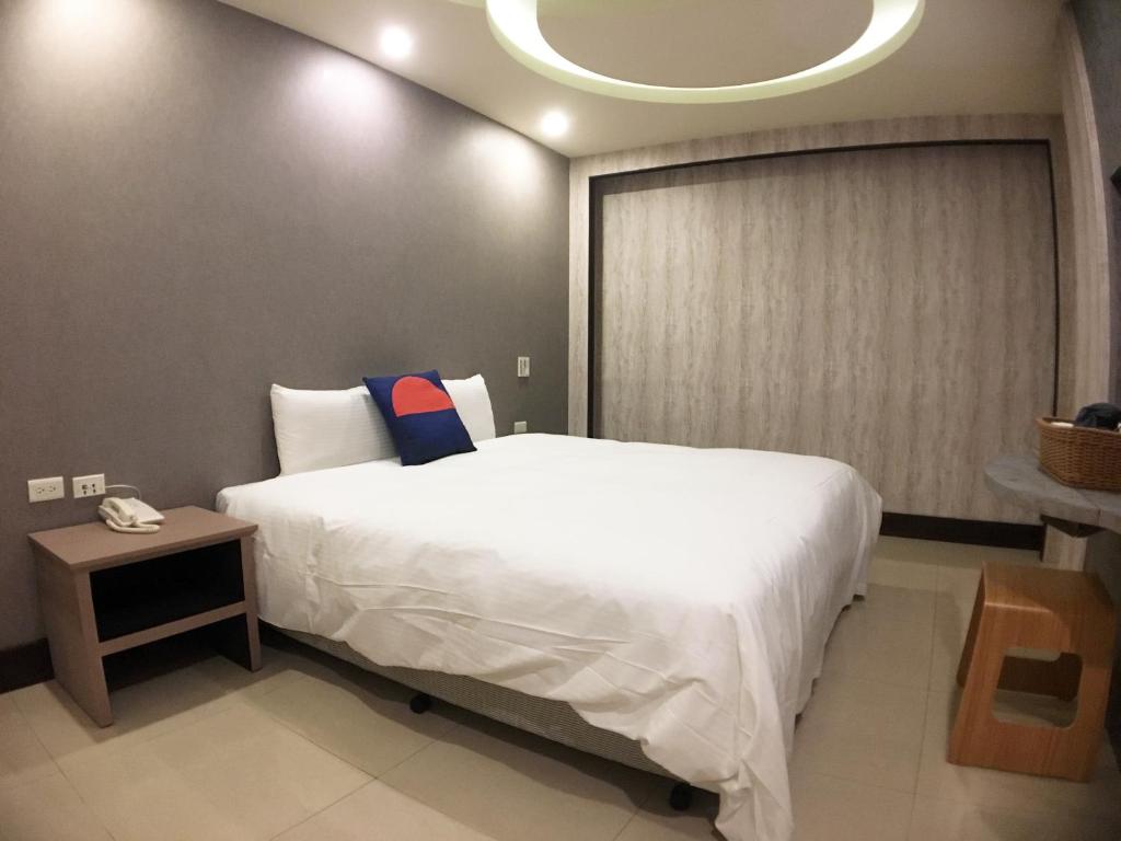 a bedroom with a large bed and a circular ceiling at Spa Spring Resort in Taipei
