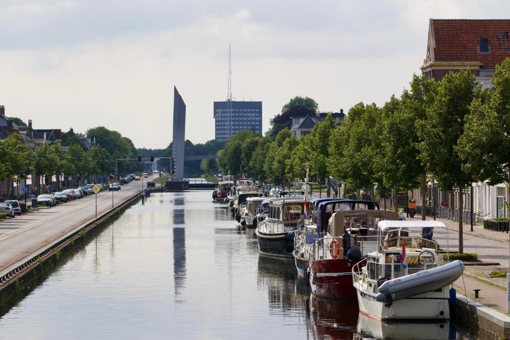 Blick auf einen Fluss in der Nähe des Hotels