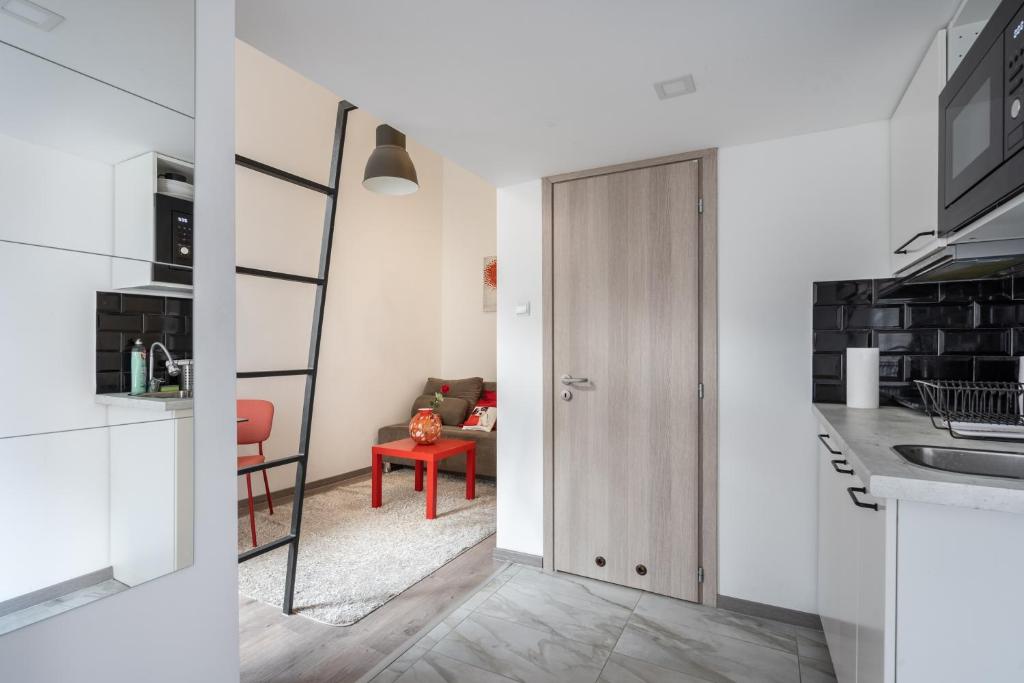 una cocina con una puerta que da a una sala de estar. en Cozy Home Studio, en Budapest