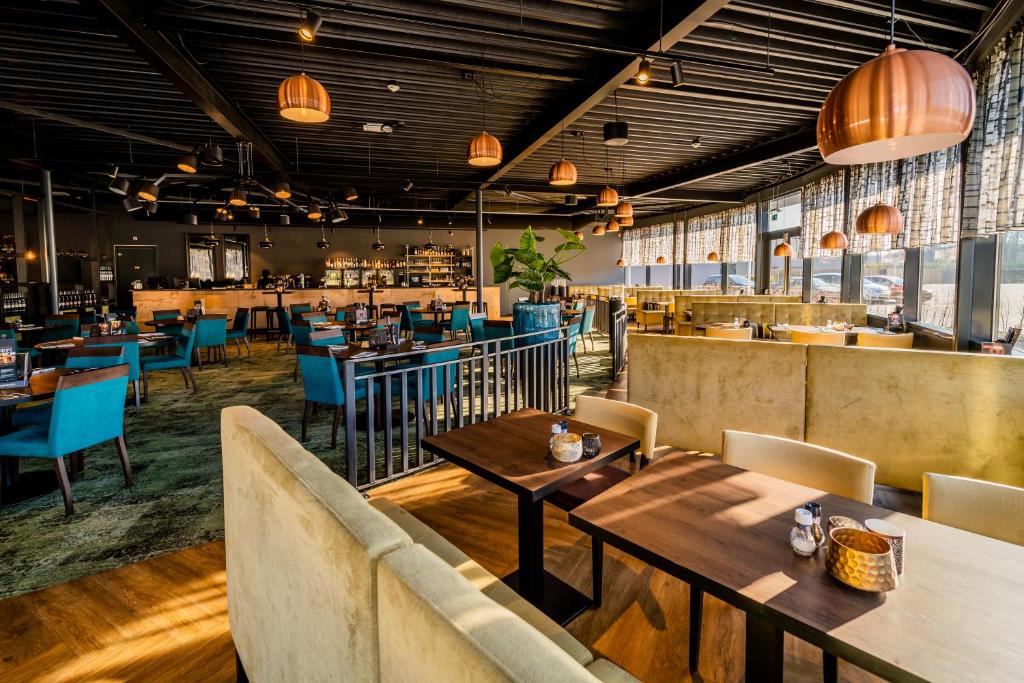 Ein Restaurant oder anderes Speiselokal in der Unterkunft Hotel De Bonte Wever Assen 