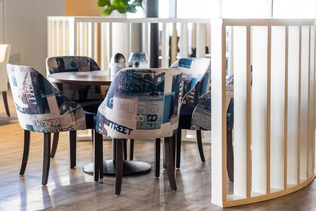 Ein Sitzbereich in der Unterkunft Hotel De Bonte Wever Assen