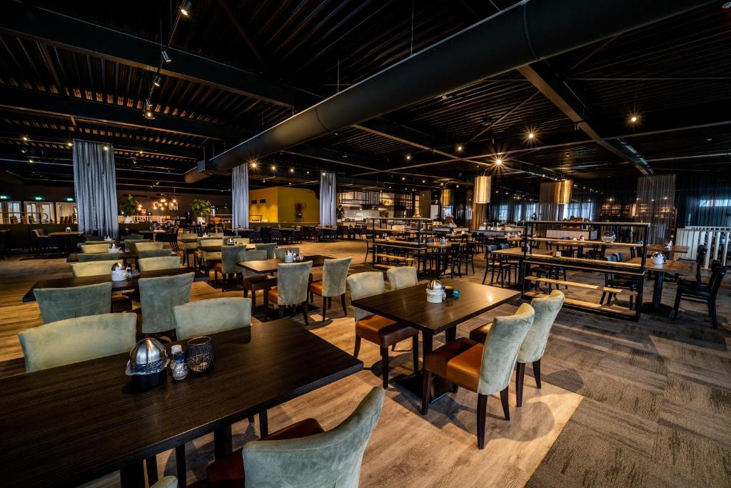 Ein Restaurant oder anderes Speiselokal in der Unterkunft Hotel De Bonte Wever Assen 