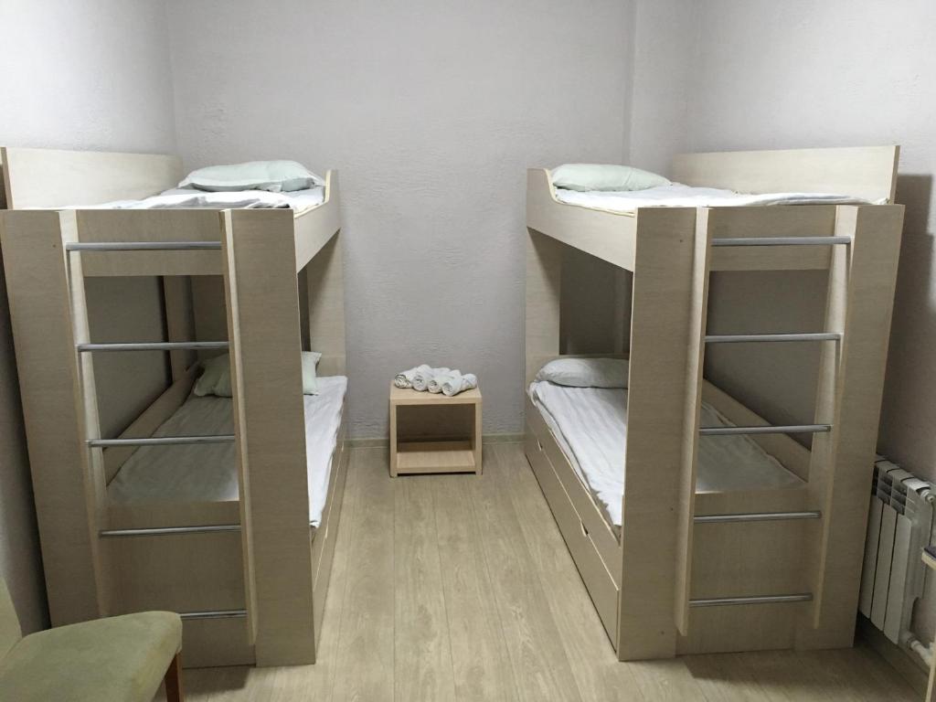 Zimmer mit 2 Etagenbetten in einem Zimmer in der Unterkunft Гостиница"Hostel" in Qaraghandy
