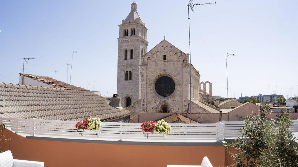 una iglesia con flores en la parte superior de un edificio en Duomo Guest House, en Barletta