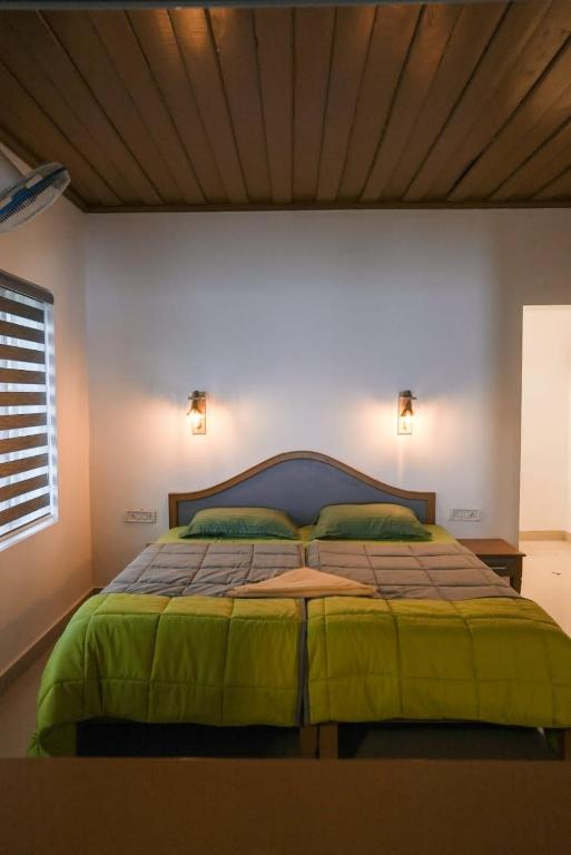 Postel nebo postele na pokoji v ubytování The Nirvana Resort Munnar