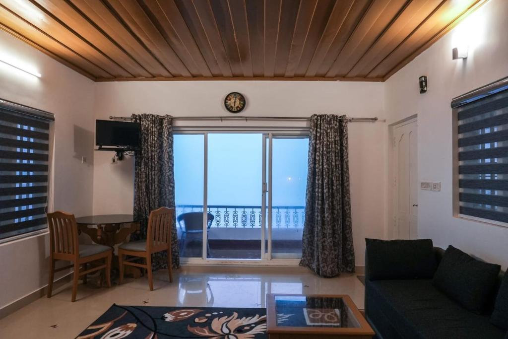 TV a/nebo společenská místnost v ubytování The Nirvana Resort Munnar