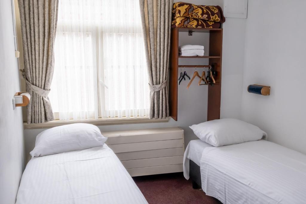 
Twin Room with Shared Bathroom
