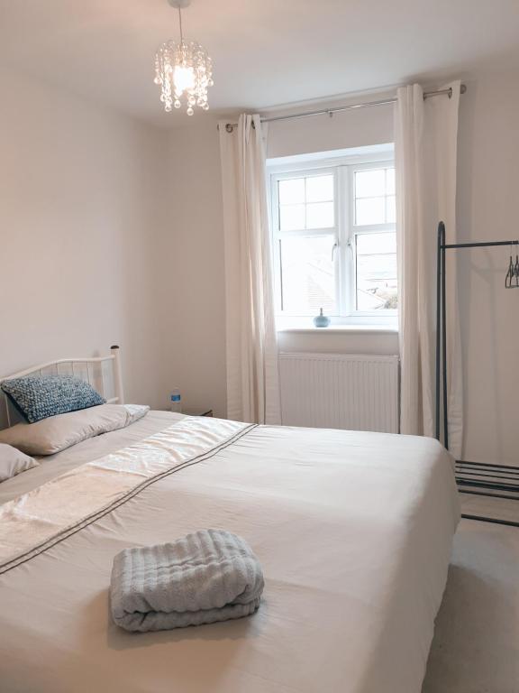 1 dormitorio blanco con 2 camas y ventana en Coastal Retreat Bognor en Bersted