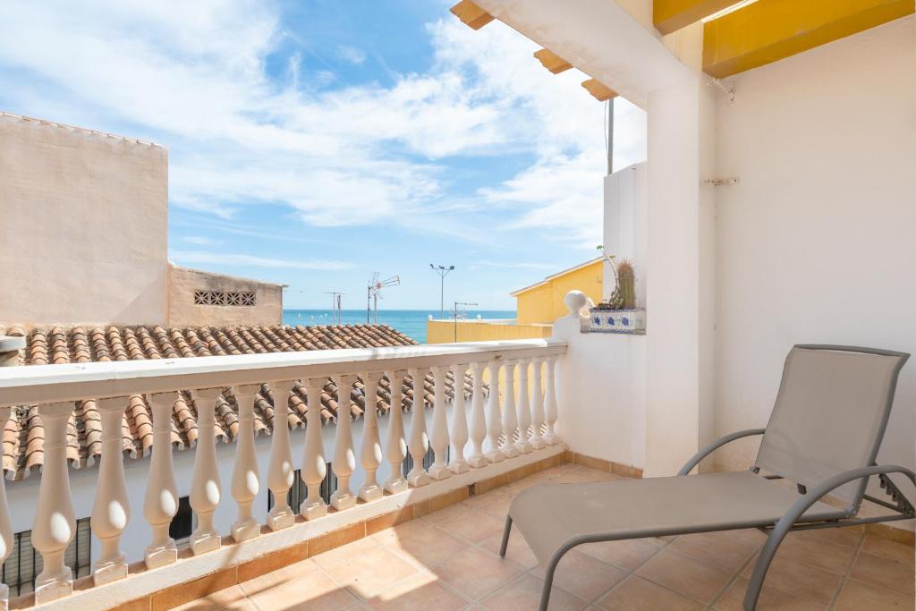 Balkoni atau teres di Apartamento familiar junto a la playa by Renthas