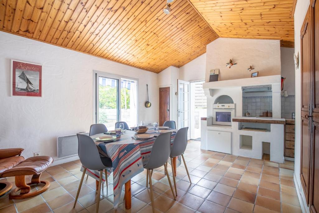 Kuchyňa alebo kuchynka v ubytovaní Grande maison pour 6 personnes - 300m de la plage