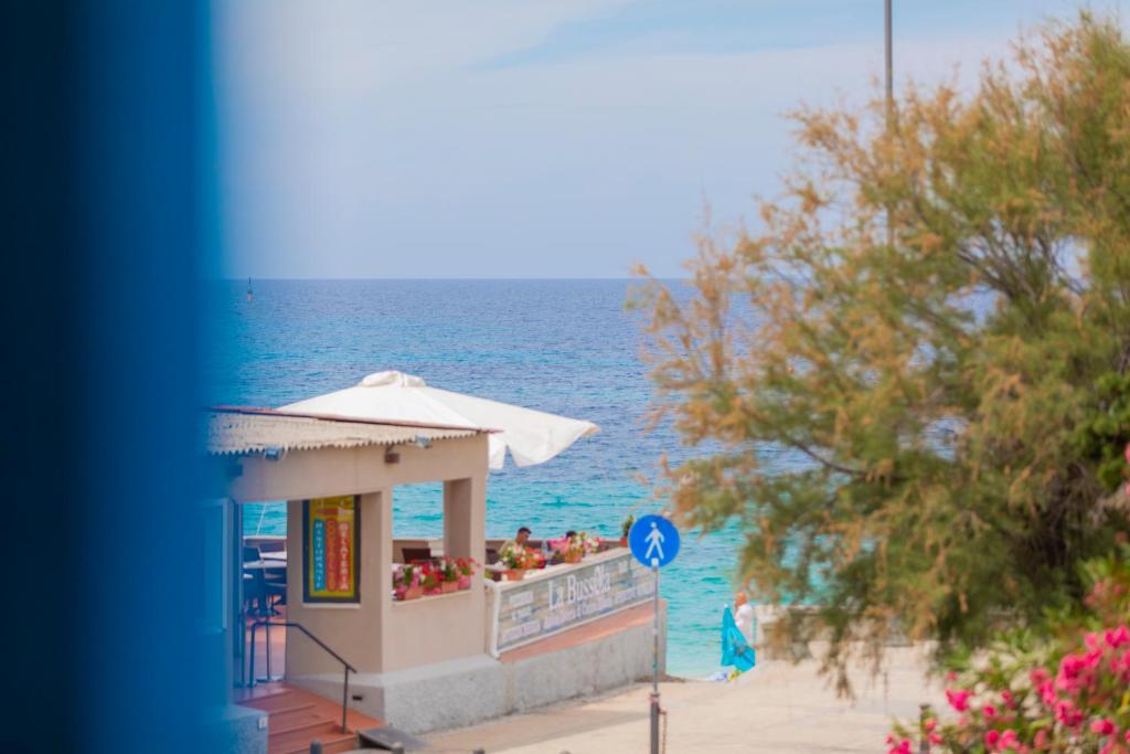 a restaurant on the beach next to the water at HelloElba Le Ghiaie Beach in Portoferraio
