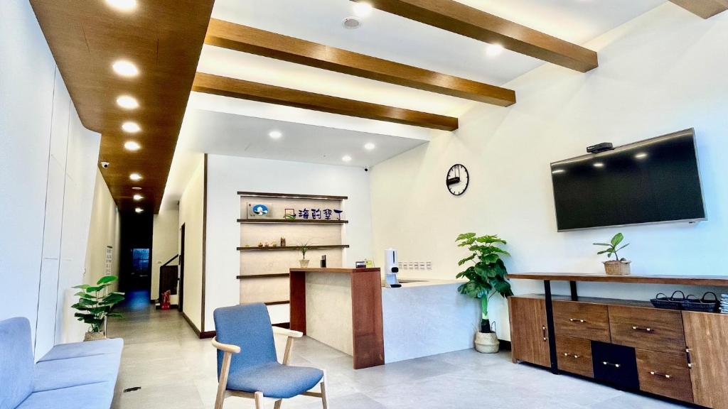 an office with a reception desk and a flat screen tv at 海的墾丁旅店 Ocean KT Inn in Kenting