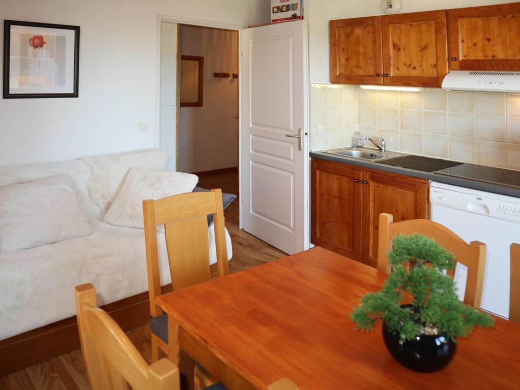 a kitchen and a living room with a table and a couch at Appartement Les Orres, 2 pièces, 6 personnes - FR-1-322-423 in Les Orres