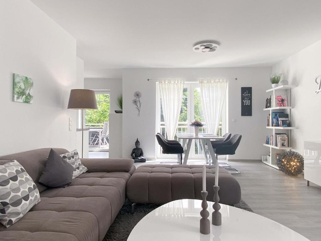 uma sala de estar com um sofá e uma mesa em StayCozy Bike&Ski Apartments, barrierefrei, free WIFI, Netflix, Erdgeschoss, em Winterberg