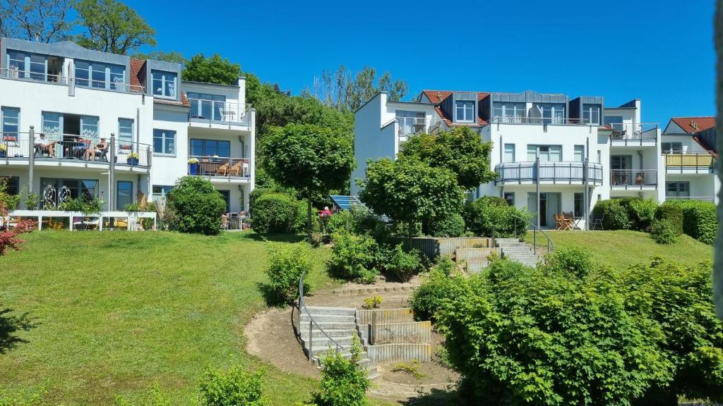 eine Reihe von Apartmentgebäuden mit Garten in der Unterkunft Residenz Bellevue Fewos Arts Fewo cc Herrmann in Zinnowitz