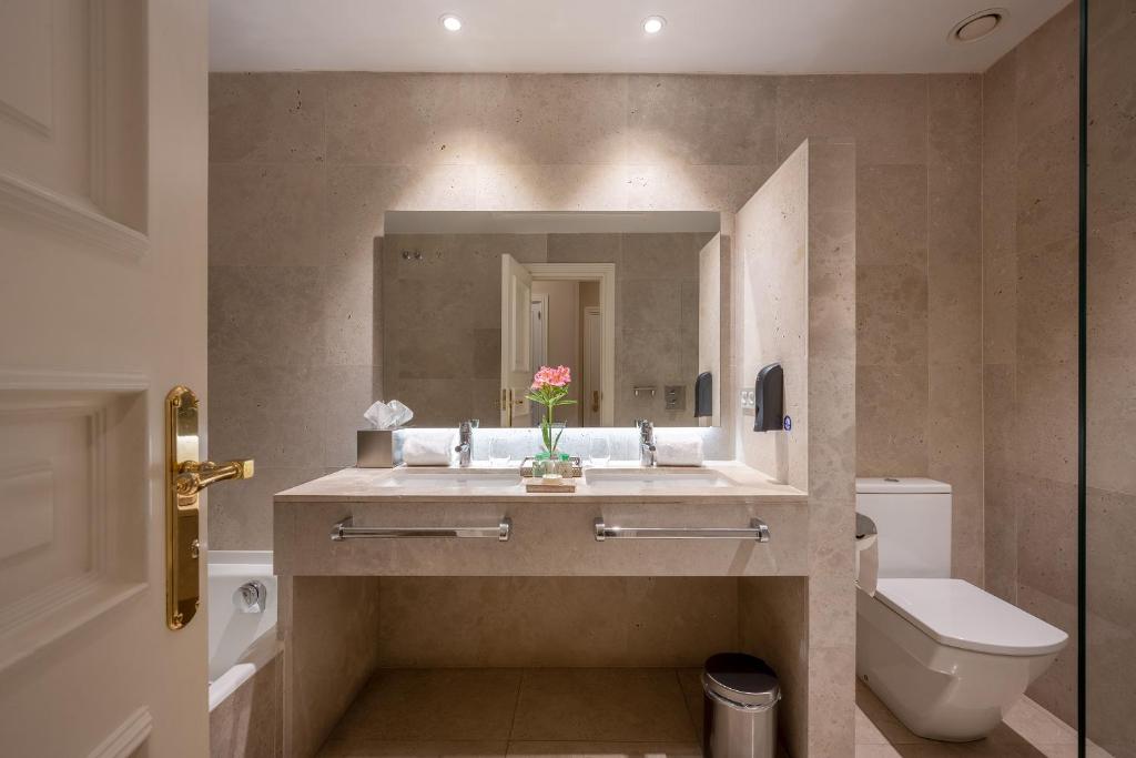 Un baño de Hotel Rector