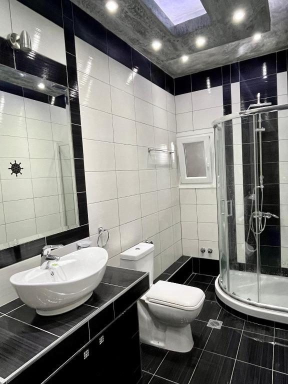 Koupelna v ubytování Νέα Μεσσαγγαλα luxury suite by MAKHOME