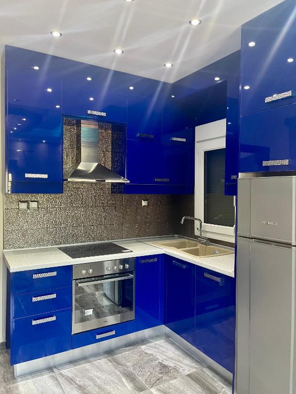 Kuchyň nebo kuchyňský kout v ubytování Νέα Μεσσαγγαλα luxury suite by MAKHOME
