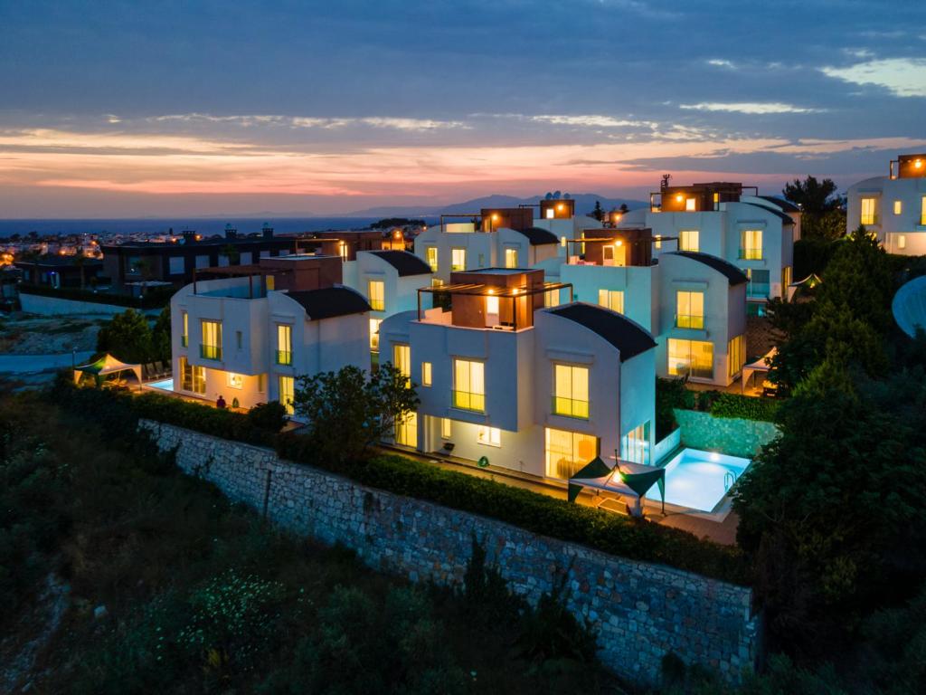 un grupo de casas blancas por la noche en Ada Villas en Kusadası