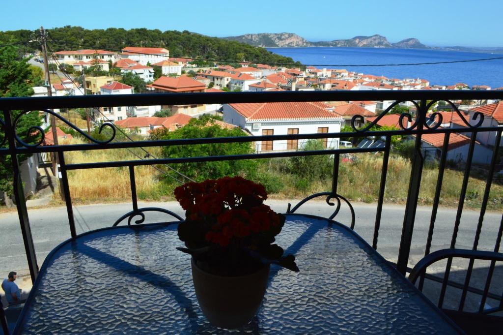 um vaso de flores sentado numa mesa na varanda em Best House, Sea View II, Pylos Messinias em Pylos