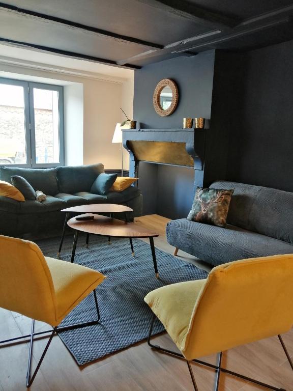 un salon avec des murs bleus et des chaises jaunes dans l'établissement Le refuge de la Sallée, à Gençay