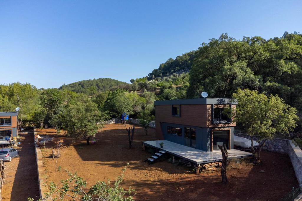 una casita en medio de un campo en Green Göcek Tiny Houses, en Gökçeovacık