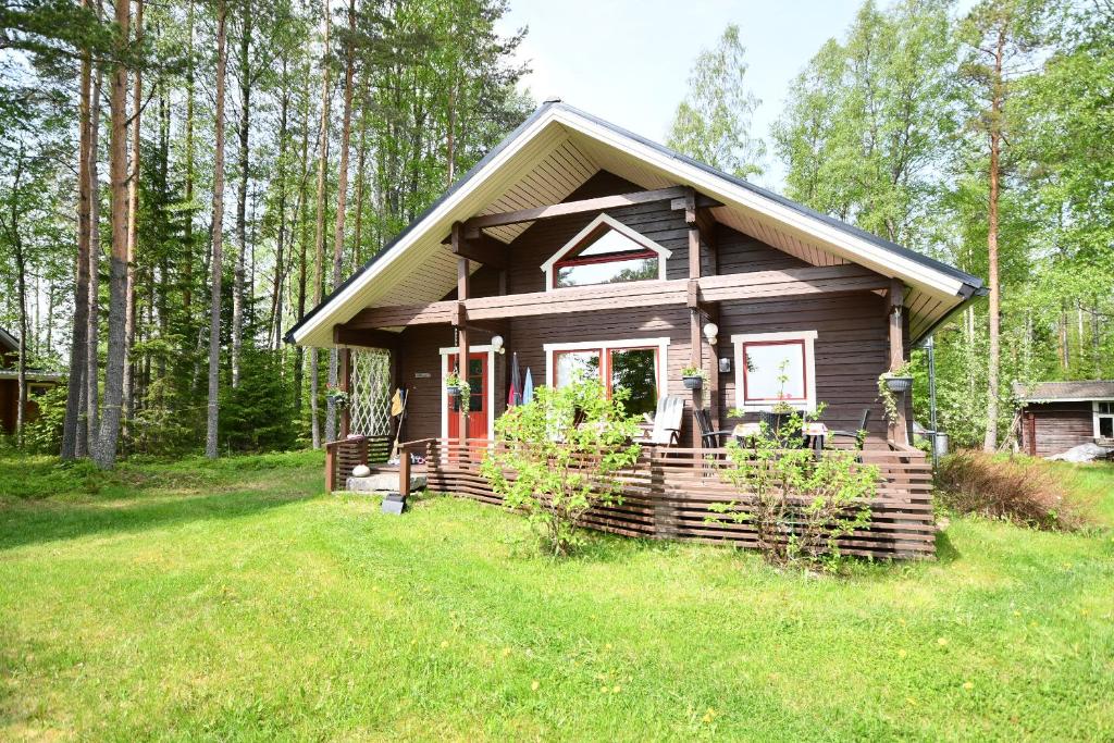 een klein huis in het midden van een veld bij Koivuranta in Ähtäri
