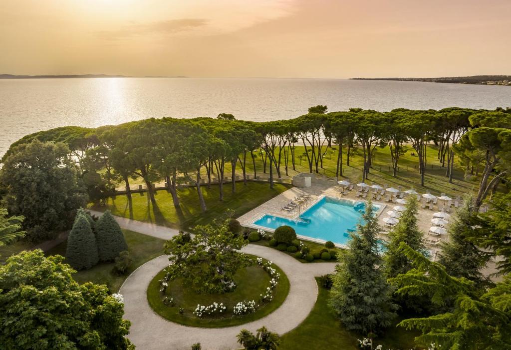 uma vista aérea de um resort com uma piscina em Falkensteiner Hotel Adriana - Adults Only em Zadar