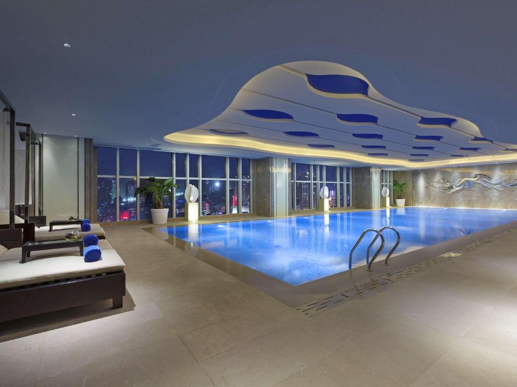 Swimmingpoolen hos eller tæt på Pullman Yantai Center