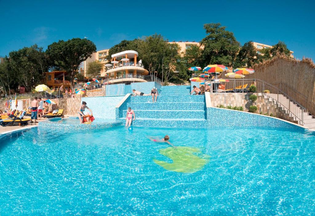 uno scivolo acquatico in un resort con persone che vi abitano di Hotel Sunrise Golden Sands a Golden Sands